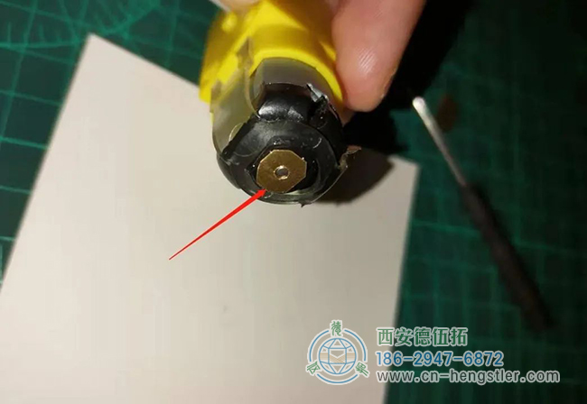 使用助焊剂轻轻擦拭铜片，然后将铜片通过小孔安装在电机轴上