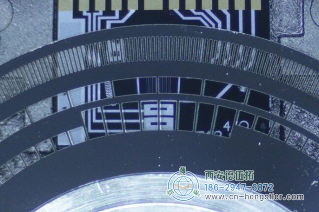 光学增量旋转编码器盘和光电传感器的放大视图 光学增量旋转编码器盘和光电传感器的放大视图