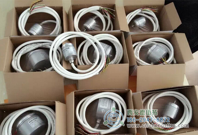 图为一批准备出货的港口起重机用的亨士乐编码器